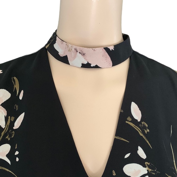 3/$30 Dynamite Choker V-Neck Floral Black Top Sz S - Picture 2 of 12